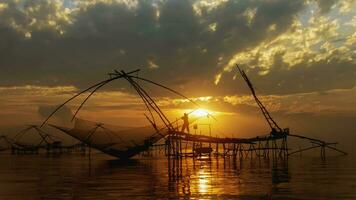 Angeln Ausrüstung mit Sonnenaufgang beim pakpra ,phatthalung,thailand foto