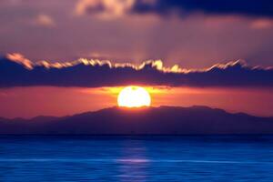 Sonnenuntergang Himmel auf das See im Süd von Thailand., unkonzentriert Bild. foto