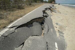 Straße Erosion verursacht durch Wellen und stark Stürme. foto