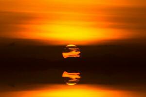 Refektion von Sonnenuntergang Himmel auf das See im Süd von Thailand. foto