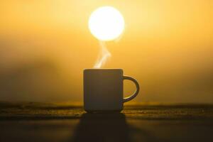 Silhouetten Kaffee Tasse im das Morgen Zeit mit Sonnenaufgang. foto