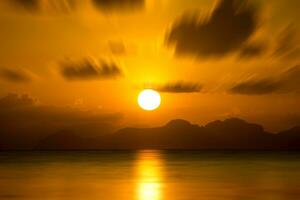 Bewegung Wolke mit Sonnenuntergang beim das See im Sommer- Jahreszeit. foto