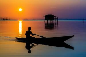 Sonnenuntergang Himmel auf das See im Süd von Thailand., Unfokussieren Bild. foto