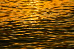 das Wasser Oberfläche beim das See mit Licht von Sonnenuntergang. foto