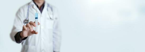 Medizin Arzt oder Krankenschwester im Vorderseite von ein hell Labor Hintergrund. Gesundheitswesen und medizinisch Porträt Konzept. Krankenhaus Hintergrund foto