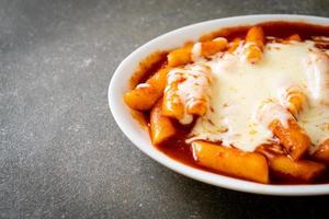 koreanischer Reiskuchen in scharfer koreanischer Sauce mit Käse, Käse-Tokpokki, Tteokbokki mit Käse foto