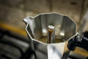 klassisch Herd oder Moka Topf Espresso Hersteller brauen Kaffee. foto