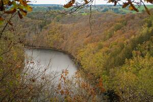 hoch Winkel Panorama Aussicht auf das Landschaft von parc naturel des deux Ourthes während Herbst im das Ardennen von Wallnia, Belgien. foto