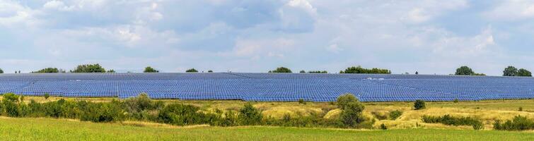 Banner von Solar- Paneele beim Hügel gegen das Himmel. Industrie Konzept foto