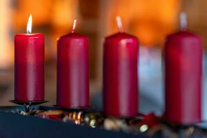 rot Advent Kerzen im Dezember foto