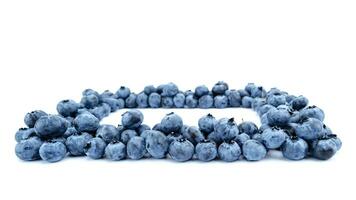 frisch Blaubeeren. organisch, saftig und nahrhaft Obst isoliert auf Weiß Hintergrund. gesund Snacks Konzept und reich an Antioxidantien Ernährung foto