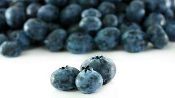 frisch Blaubeeren. organisch, saftig und nahrhaft Obst isoliert auf Weiß Hintergrund. gesund Snacks Konzept und reich an Antioxidantien Ernährung foto