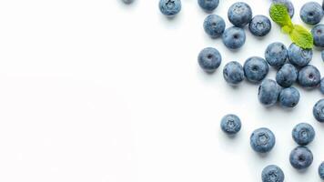 frisch Blaubeeren. organisch, saftig und nahrhaft Obst isoliert auf Weiß Hintergrund. gesund Snacks Konzept und reich an Antioxidantien Ernährung foto