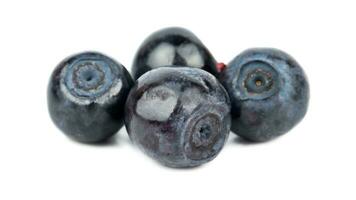 frisch Blaubeeren. organisch, saftig und nahrhaft Obst isoliert auf Weiß Hintergrund. gesund Snacks Konzept und reich an Antioxidantien Ernährung foto