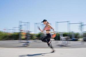 sportliche Frau, die an sonnigen Sommertagen auf dem Sportplatz trainiert foto