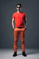 ai generiert ein jung Mann tragen ein hell Orange Hemd und passend Orange Hose, ausströmend ein beschwingt und modisch Aussehen. er steht selbstbewusst im Vorderseite von ein grau Hintergrund, Zeichnung Beachtung zu seine Blickfang Outfit. foto