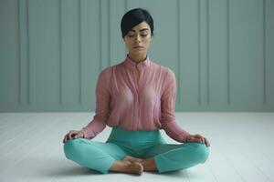 ai generiert ein Frau im ein Weiß Bluse meditieren im ein Blau Sitzung Position foto