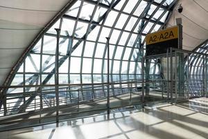 Gate vor dem Abflug des Flughafens Suvarnabhumi am Nachmittag foto