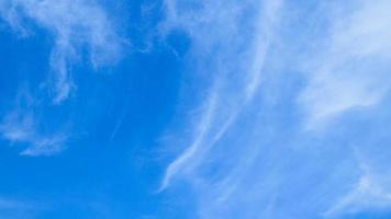 sonniges Wetter. blauer Himmel und weiße Wolken. Wolken vor blauem Himmelshintergrund. foto