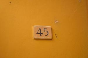 Hausschild Nummer 45 an der Hauswand foto