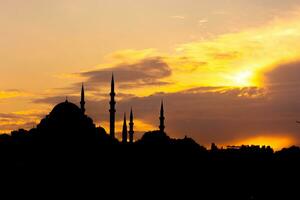 islamisch Foto. Silhouette von suleymaniye Moschee beim Sonnenuntergang. foto