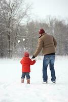 ai generiert Vater und Sohn werfen Schneebälle, Erfassen das Magie von schneebedeckt Spaß foto