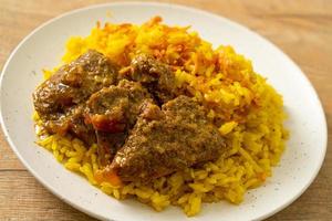 Rindfleisch Biryani oder Curryreis und Rindfleisch - thailändisch-muslimische Version des indischen Biryani, mit duftendem gelben Reis und Rindfleisch be foto