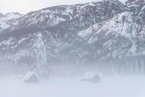 nach dem Schneefall. letzte lichter der dämmerung in sappada. Magie der Dolomiten foto