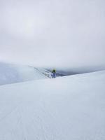 Skifahrer auf dem Gipfel des Berges foto