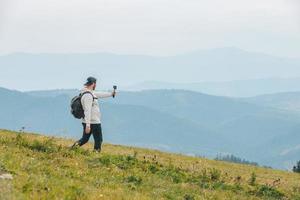 Mann mit Rucksack beim Wandern in den Bergen