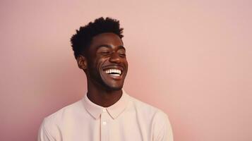 ai generiert Lachen schwarz Mann isoliert auf minimalistisch Hintergrund. deib, Diversität, Eigenkapital, Aufnahme, Zugehörigkeit foto