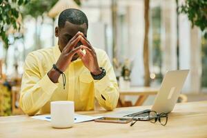 männlich Mann traurig Technologie überarbeitet Erwachsene Büro Person müde Geschäft Geschäftsmann Laptop Stress foto