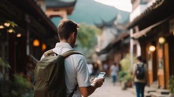 ai generiert Wirklichkeit Foto männlich Tourist mit Rucksack nehmen Fotos auf Clever Telefon während Gehen im Chinesisch Stadt, während ein sehr sonnig Tag