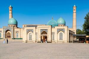 Taschkent, Usbekistan-August 11, 2023-Ansicht von das hazrati Imam Komplex während ein sonnig tag.der Komplex ist ein Platz Das beinhaltet ein einstellen von religiös Gebäude im Taschkent foto