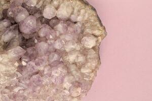 natürlich Amethyst Druse Geode Mineral Kristall unpoliert Halbedelstein Edelstein. Magie Felsen zum Ritual, Hexerei, spirituell üben, Meditation. esoterisch Leben Balance Konzept. Kopieren Raum foto