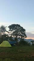 Kletterer Zelt beim das oben von das Berg. das Atmosphäre von das Camping Boden beim das oben von montieren arang foto