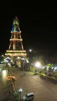 Antenne Aussicht von das Schwebe Turm beim Nacht. gorontalo Regentschaft Symbol foto