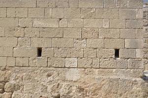 Textur der alten Mauerwerksmauern auf der Insel Rhodos in Griechenland foto