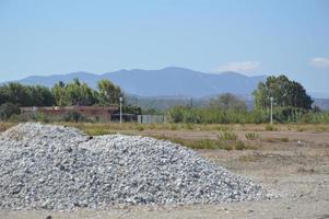 Schutt auf einem Feld auf der Insel Rhodos in Griechenland gegossen foto