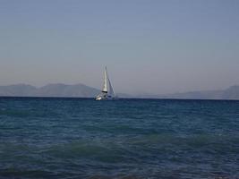 Ein Segelboot segelt in der Ägäis entlang der Insel Rhodos in Griechenland foto