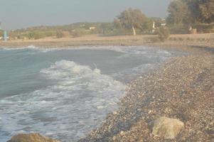 Steine auf dem Hintergrund des ägäischen Sturms auf der Insel Rhodos in Griechenland foto