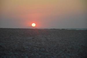 Sonnenuntergang am Ufer des Ägäischen Meeres in Rhodos in Griechenland foto