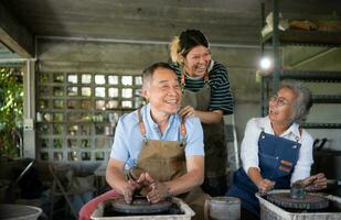 Porträt von ein Senior asiatisch Paar tun Aktivitäten zusammen im das Keramik Werkstatt. foto