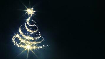 festlich Weihnachten Baum mit glühend Weihnachten Beleuchtung und Wunderkerze, glühend festlich Feuerwerk über ein Wunderkerze im das Nacht. foto