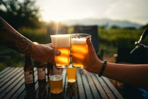 Bier auf das Tabelle und Camping Party, Hände Toasten im Bier, foto