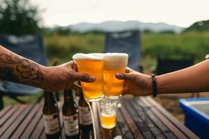 Bier auf das Tabelle und Camping Party, Hände Toasten im Bier, foto