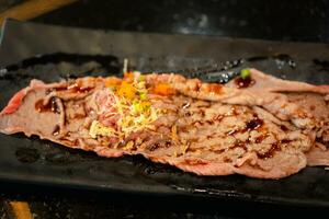 ein Gericht von geschnitten und geröstet japanisch Rindfleisch. foto