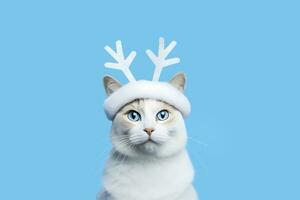 ai generiert Weihnachten Konzept - - Weiß Katze mit Hirsch Hörner auf Blau Hintergrund. ai generiert foto