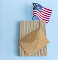 USA-Flagge und Umschlag.