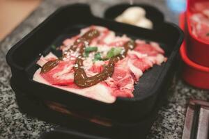 frisch geschnitten Fleisch zum Shabu Shabu foto